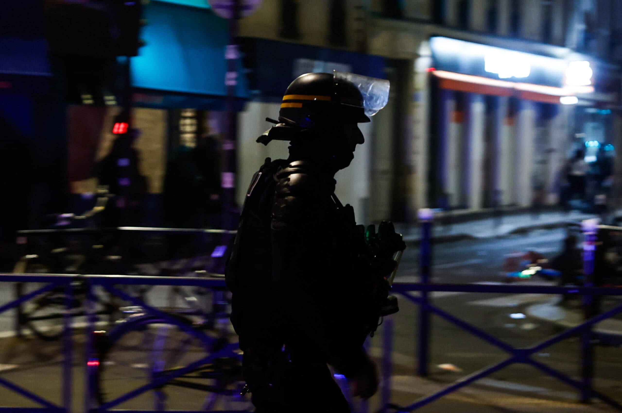 Caos in Francia, il premier Lecornu: i prefetti impongano il coprifuoco