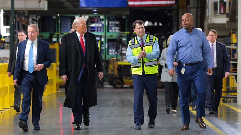 Trump, dito medio a un contestatore alla Ford dopo l’accusa “protettore di pedofili”