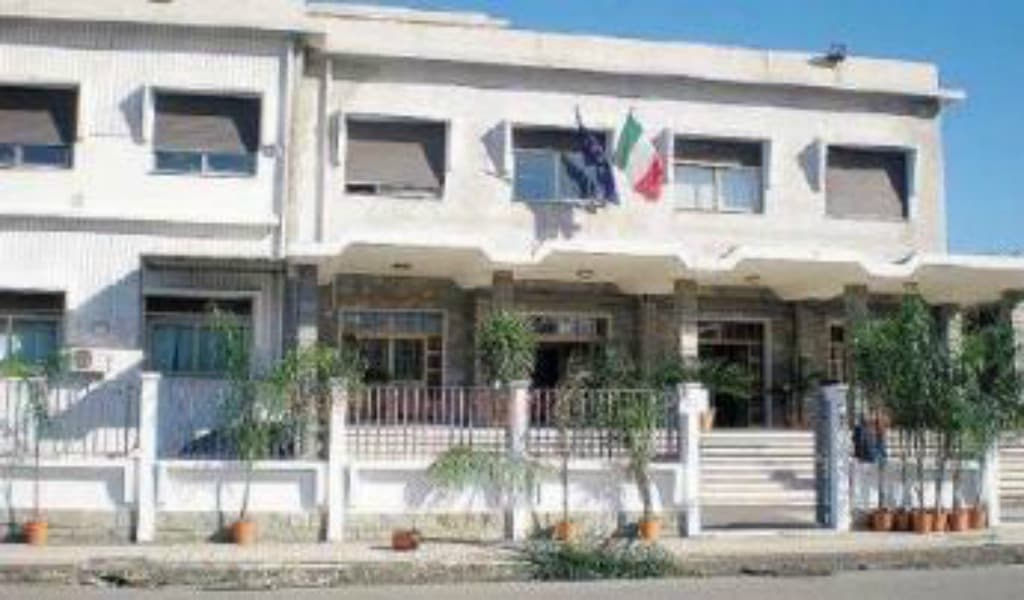 Molestava sui social un deputato, arrestato un messinese residente a Olbia
