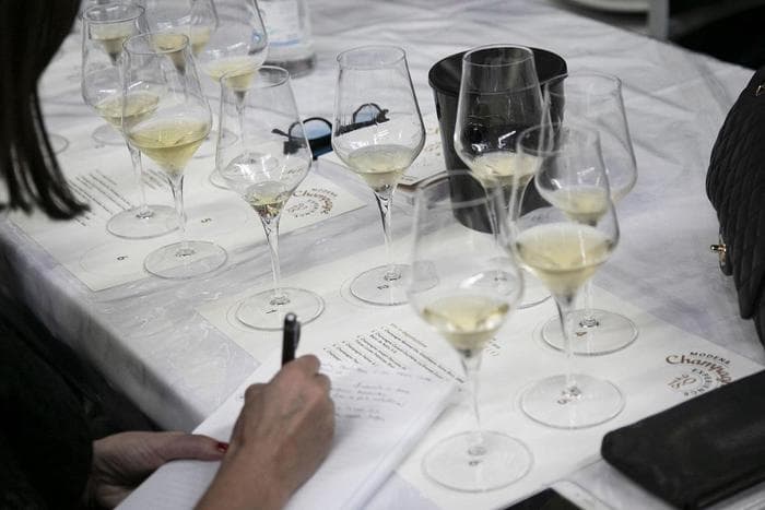 Ordinano champagne e non pagano, Dacur per due a Catanzaro