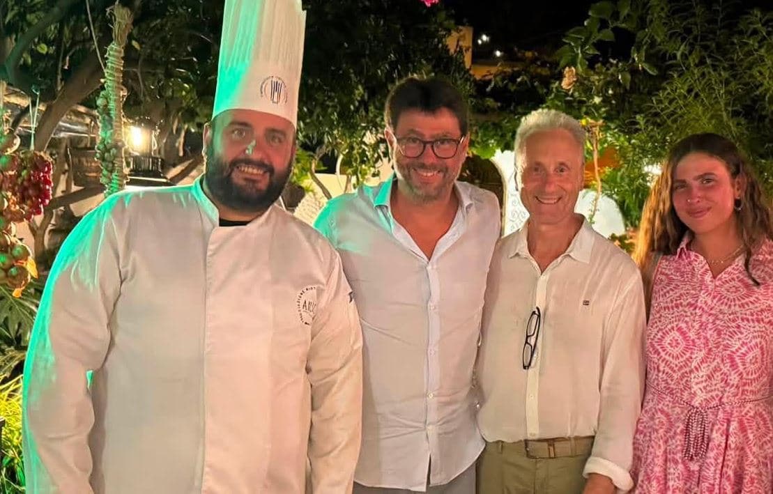 Lipari, il ritorno di Andrea Agnelli. L'ex presidente della Juve sotto l'assedio dei tifosi