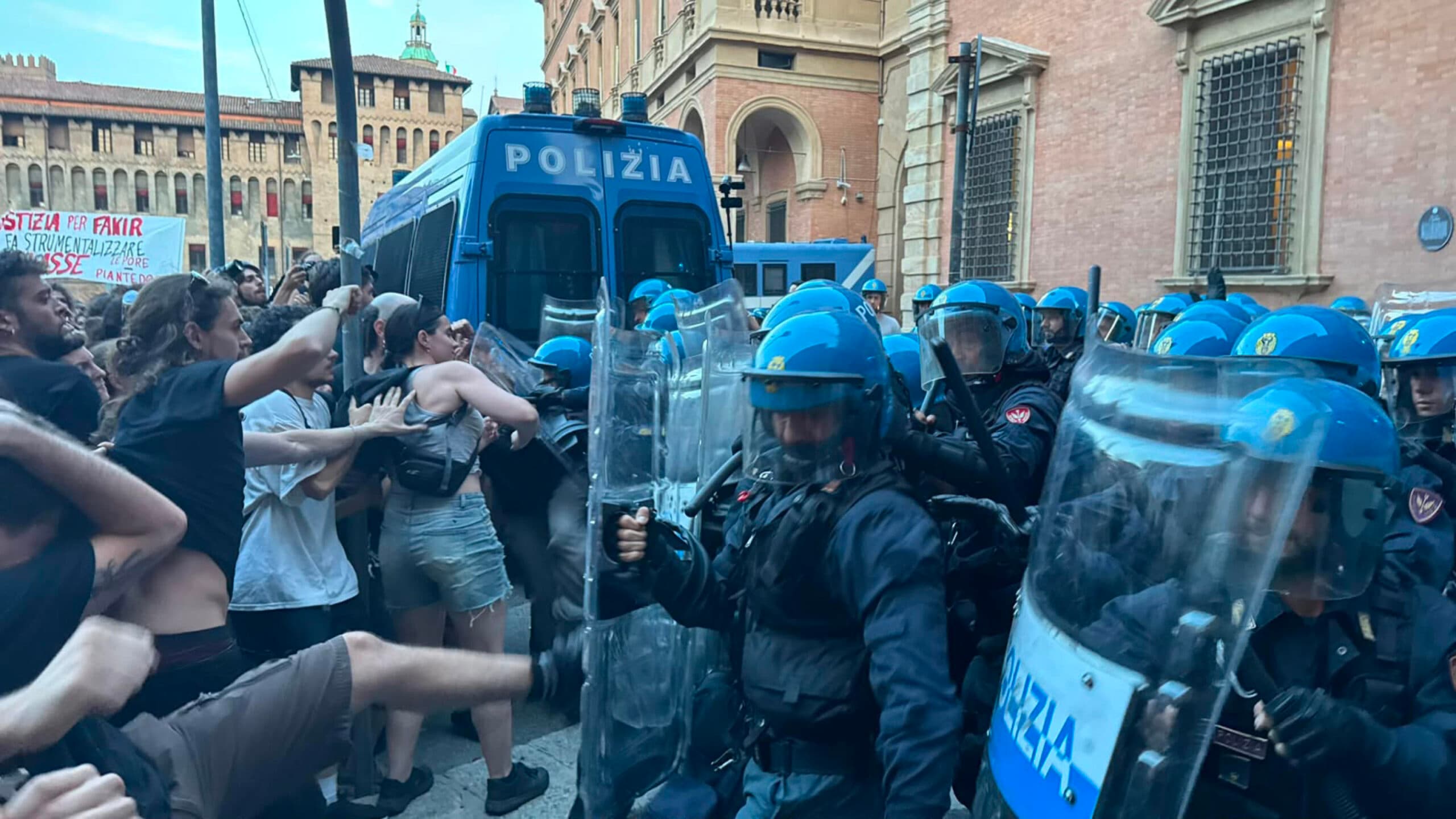 La morte di Fakir, il pm applica lo scudo. Scontri a Bologna tra polizia e manifestanti