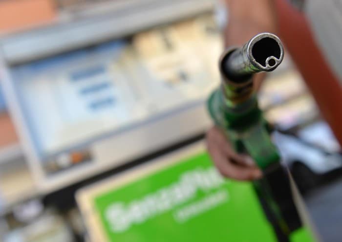 Benzina sopra i 2 euro in autostrada, i venti di guerra spingono i prezzi