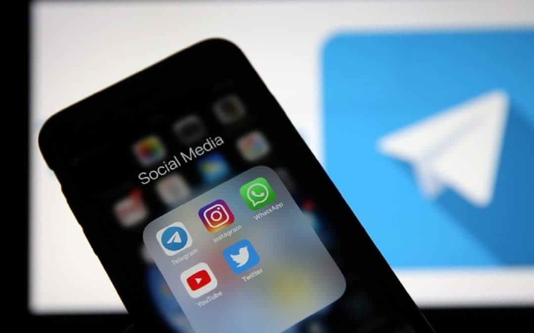 In Francia (quasi) vietati i social agli under 15. In Italia proposta ferma al palo