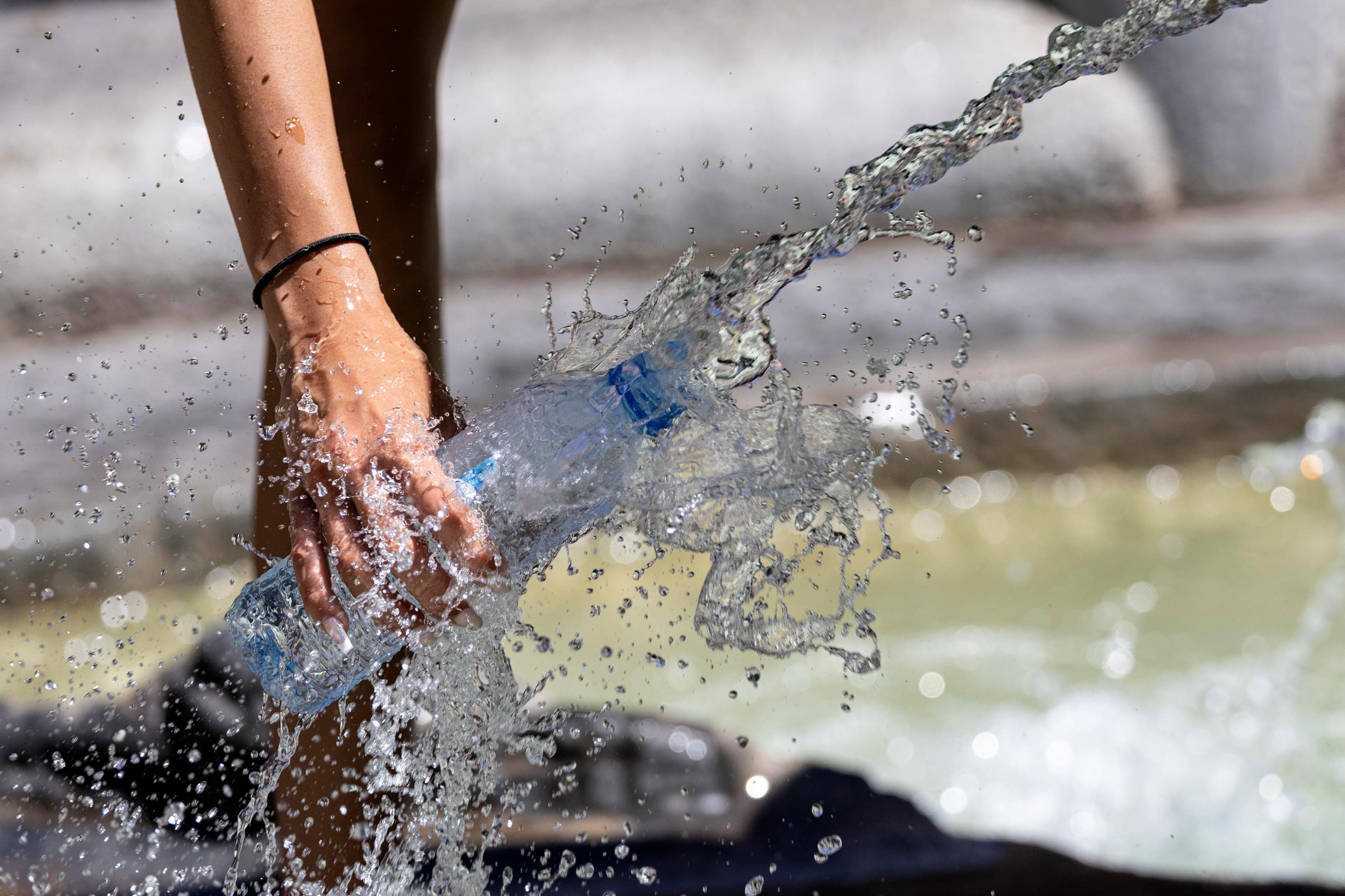 Caldo già a giugno, Pregliasco: «Le ondate di calore anticipano la nuova normalità climatica»