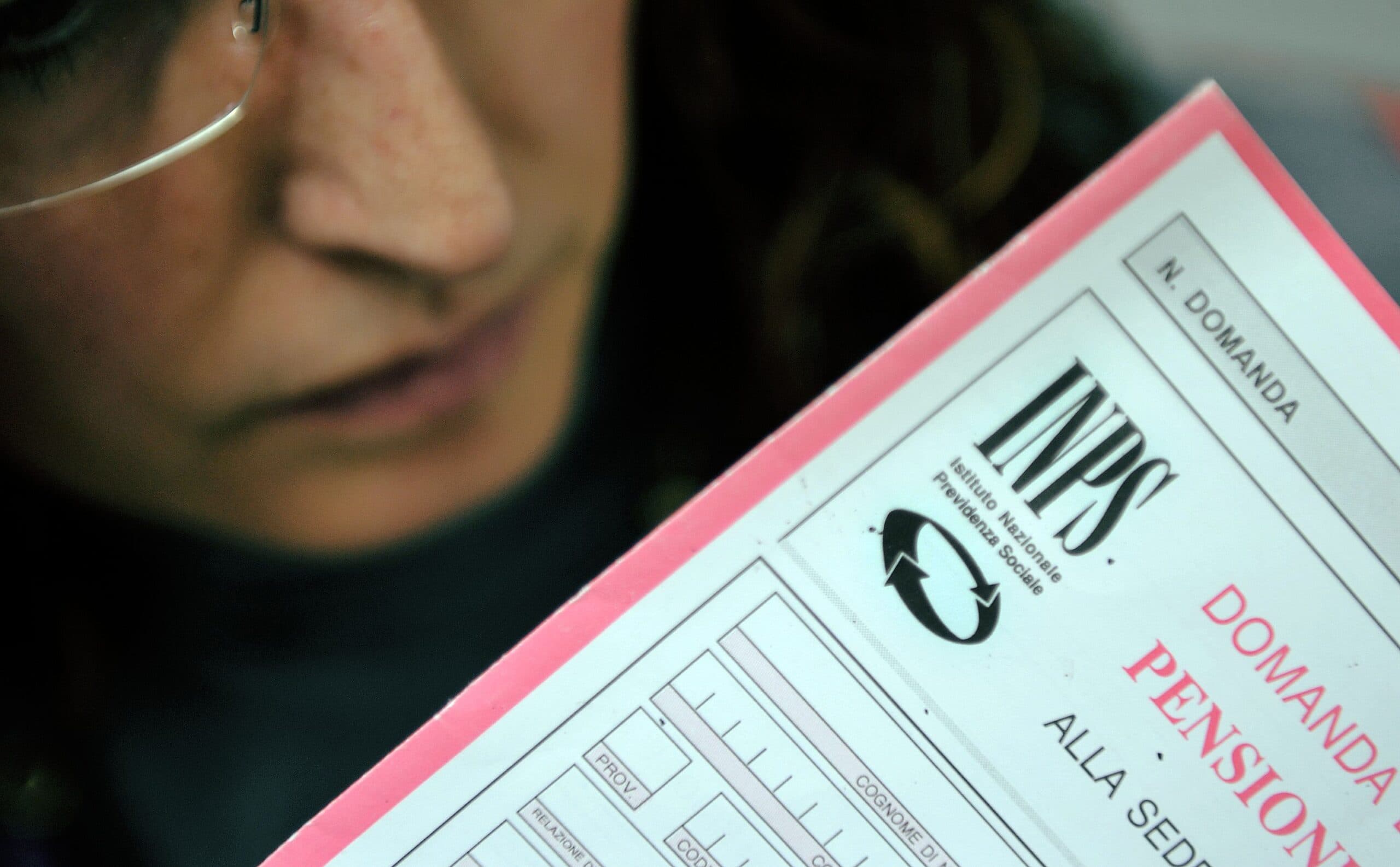 L'età della pensione si allunga ancora, l'asticella sale a 64 anni e 7 mesi