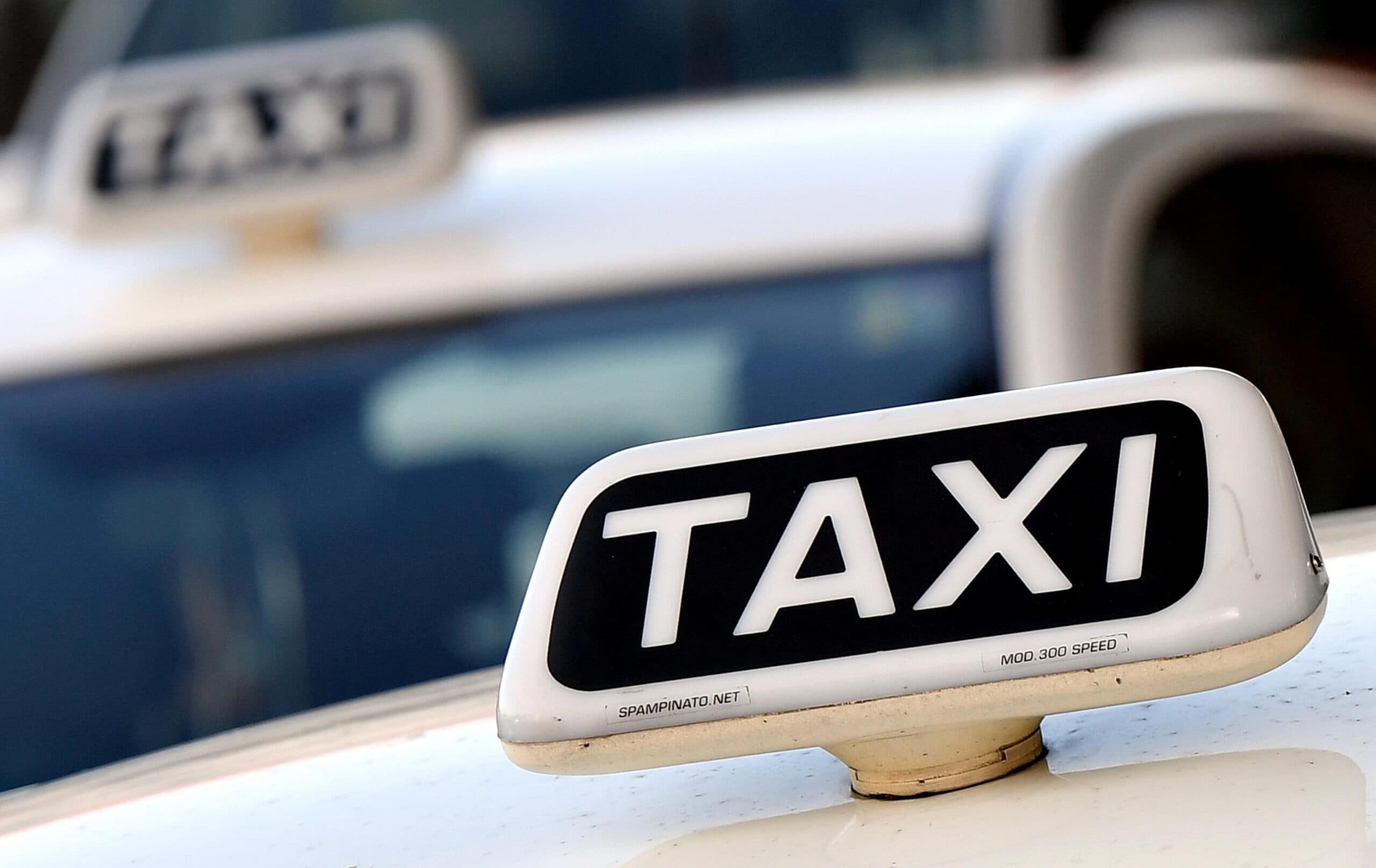 Caro carburanti e costi in aumento, i taxi minacciano lo sciopero