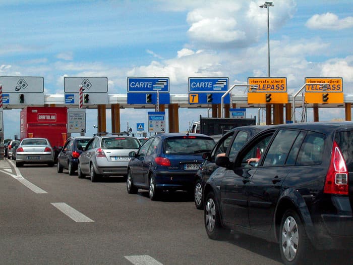 Pieno di carburante e bollo a rate per i clienti di Telepass