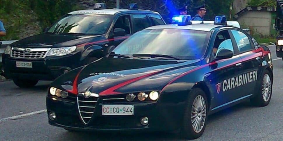 Rapinano un panificio armati di pistola giocattolo, inseguiti dai carabinieri si schiantano contro un palo