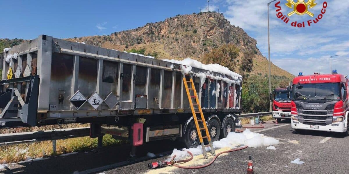 Autoarticolato a fuoco lungo l'autostrada tra Bagheria e Villabate, traffico in tilt