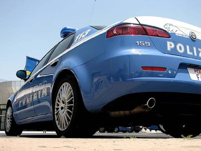 Tenta di strangolare un bimbo di tre anni al parco a Brescia, arrestato