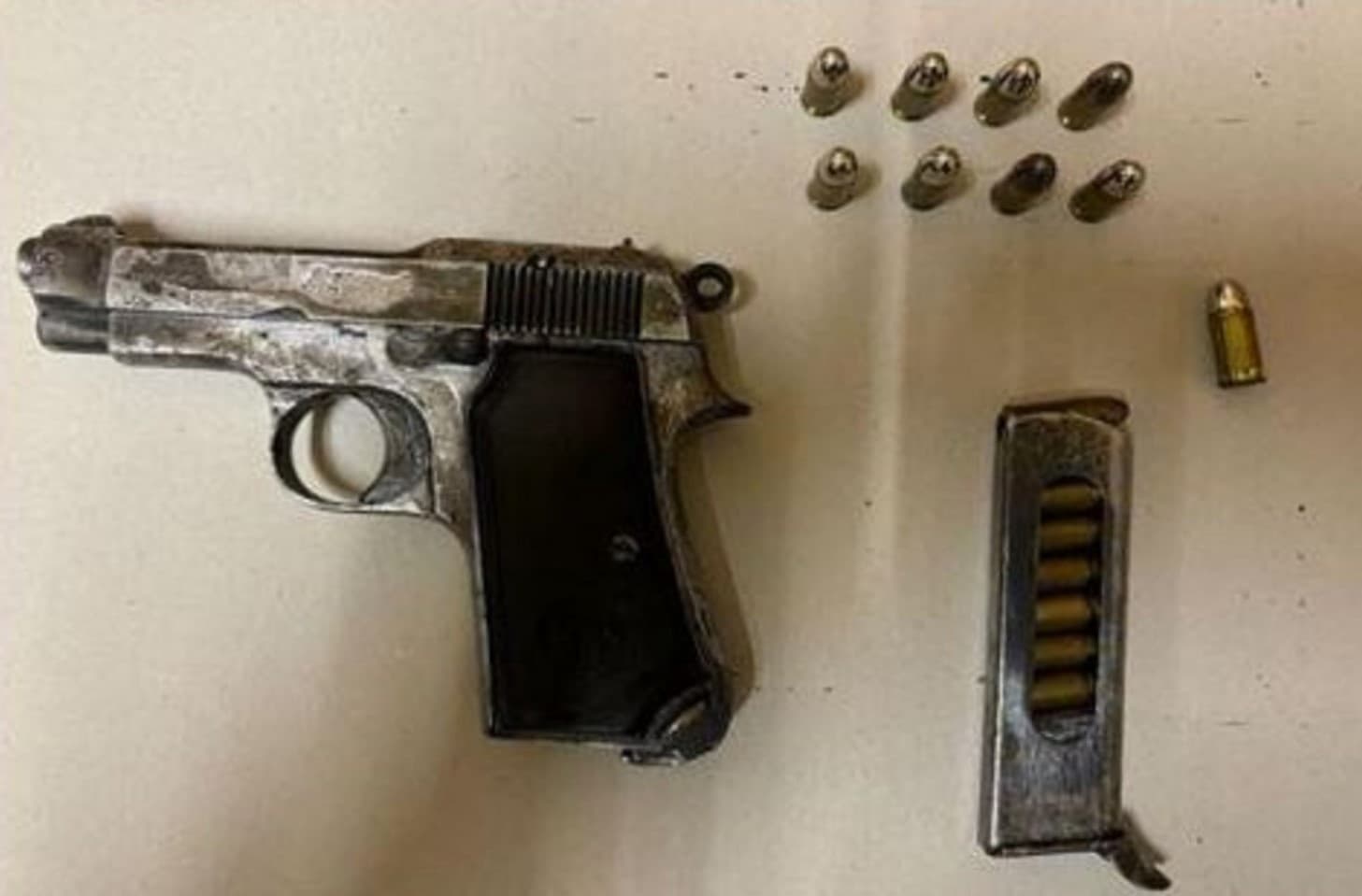 Palermo, dopo la lite in famiglia torna armato e spara contro la casa della zia