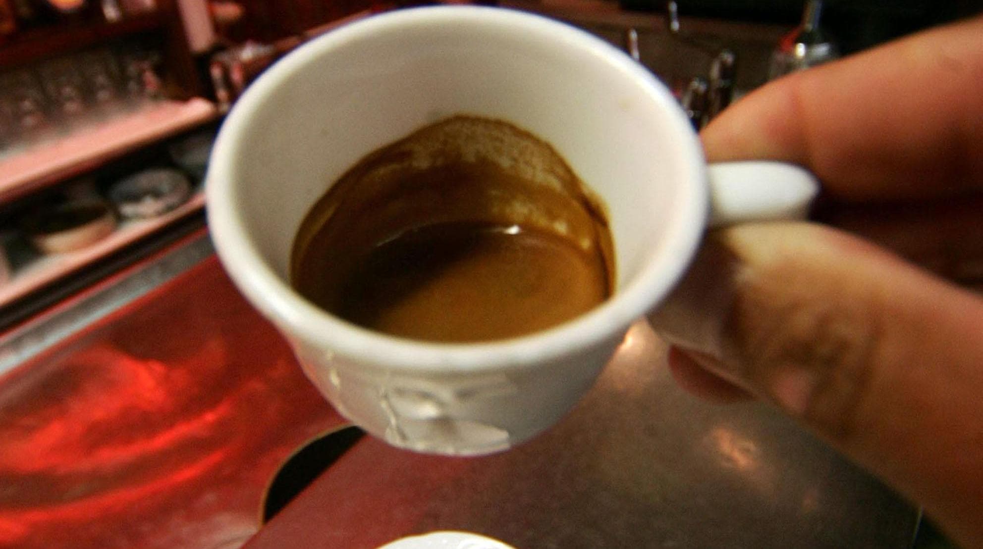 Carissimo caffè, la tazzina al bar costa sempre di più