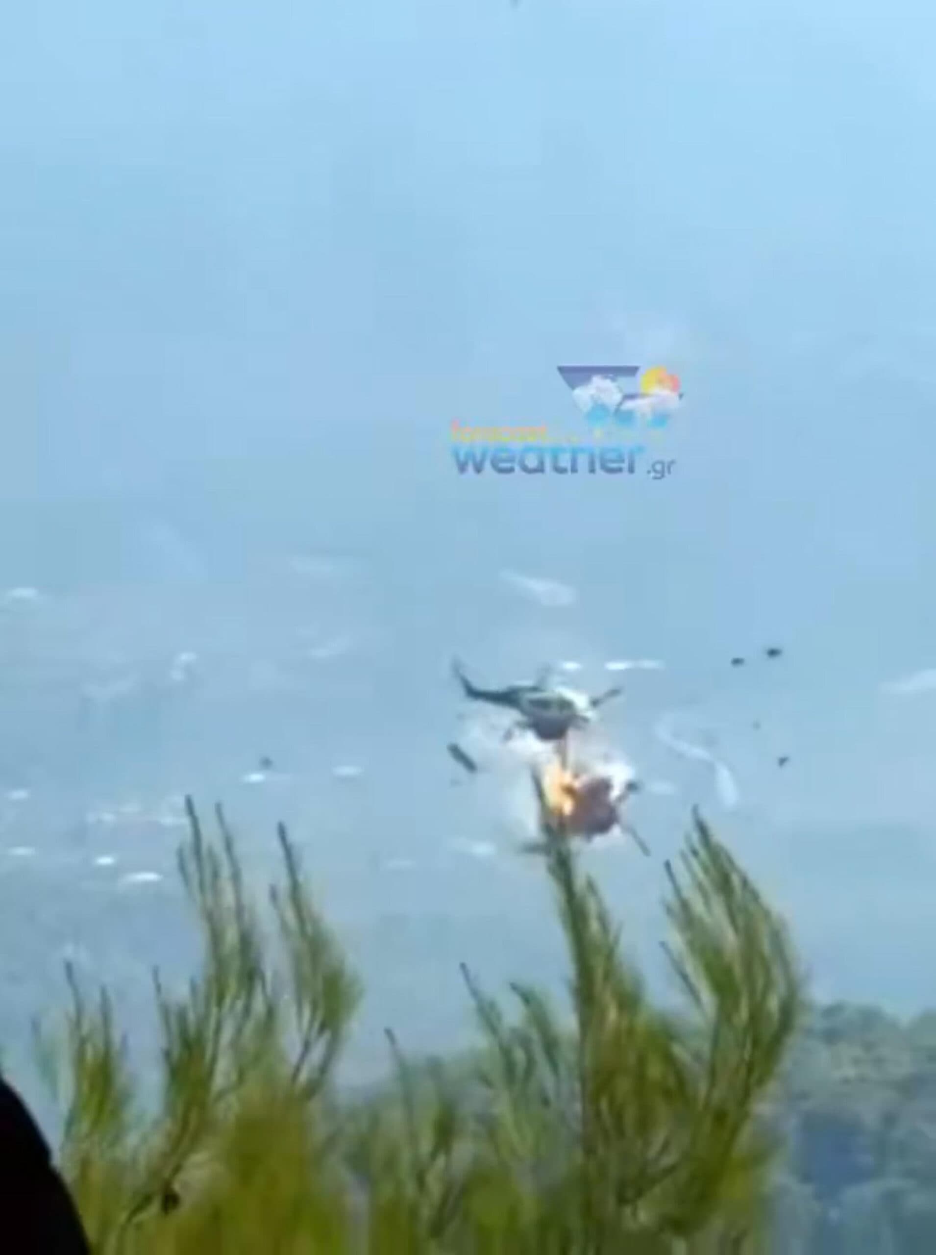 Grecia, due elicotteri antincendio si scontrano in volo: due morti. Le immagini dell'incidente