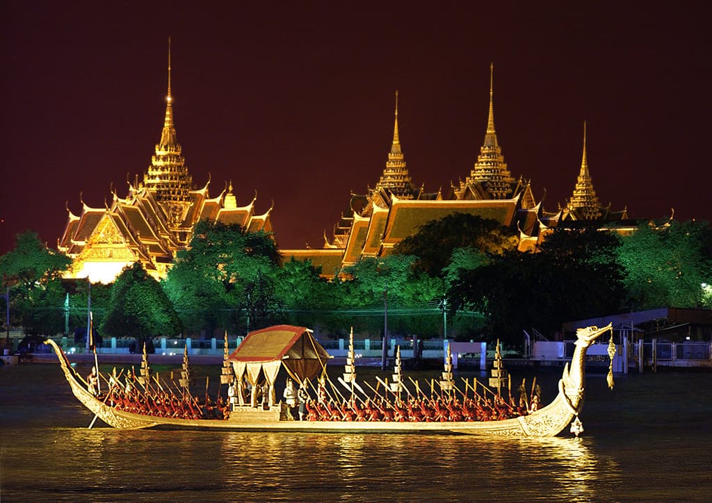 Thailandia, undicenne guida un camion e travolge una processione buddista: otto morti