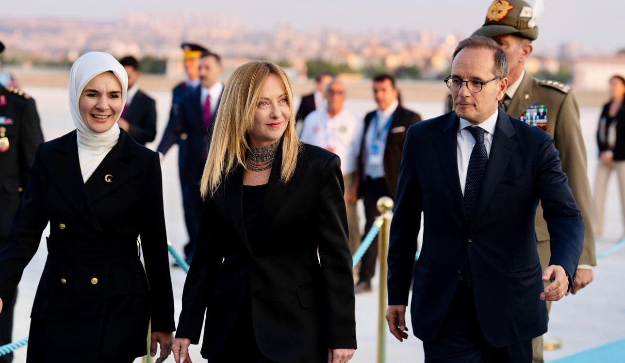 Vertice Nato ad Ankara, Meloni al tavolo con Trump, Erdogan, Macron e Merz
