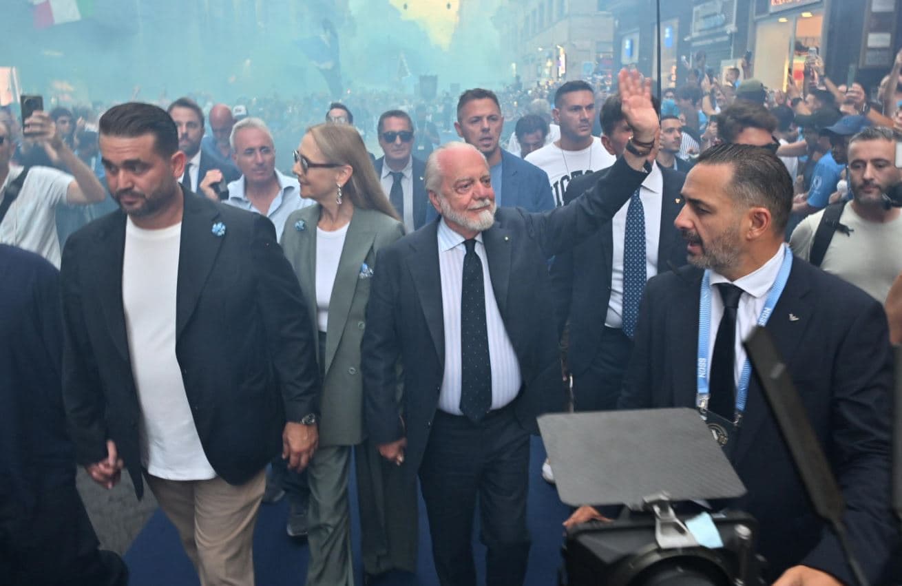 Cento anni di calcio e passione, Napoli si tinge d'azzurro per la festa