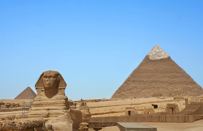 Camion si schianta contro un bus turistico a ovest del Cairo, almeno 13 morti