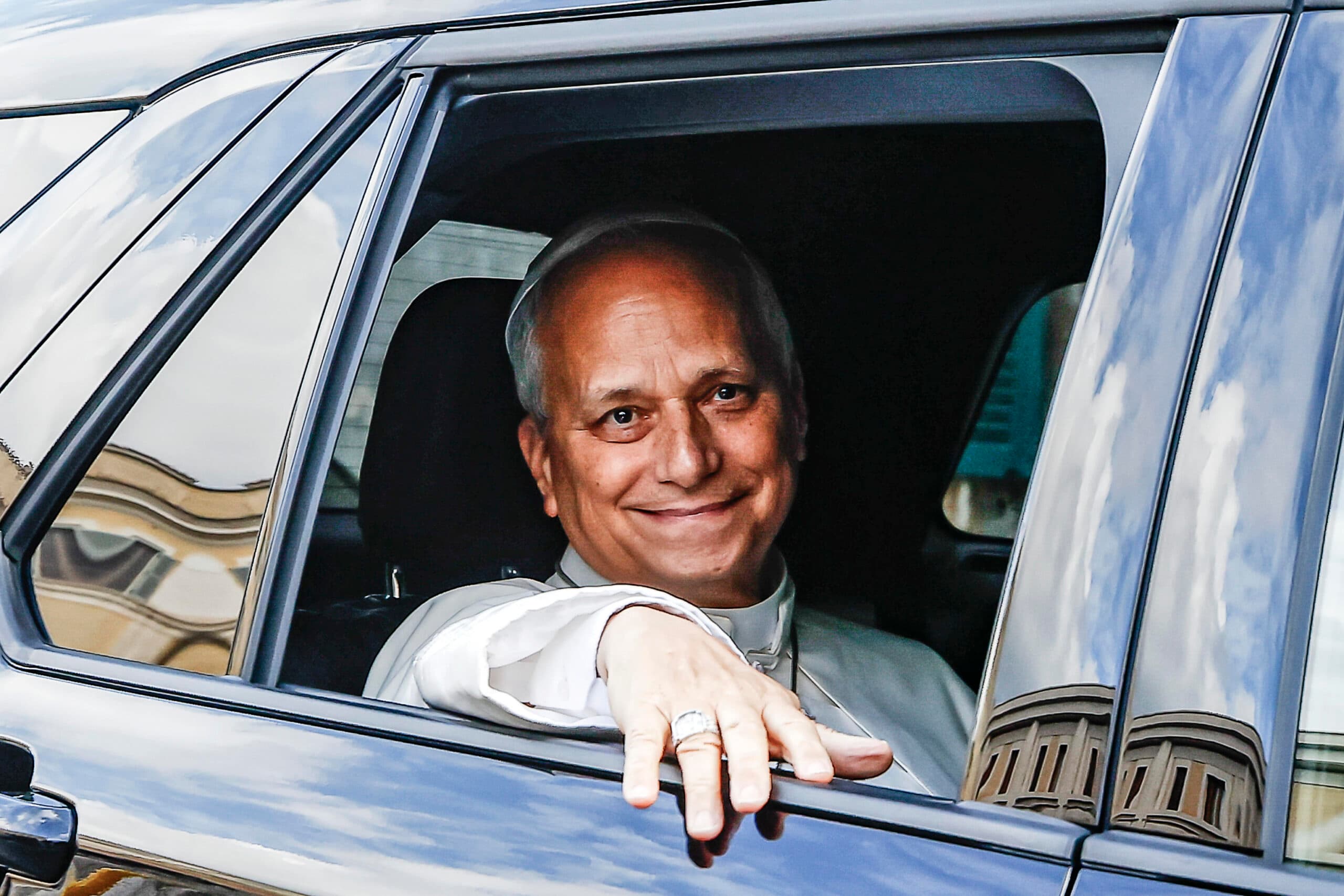 Il Papa lascia il Gemelli tra gli applausi e torna in Vaticano