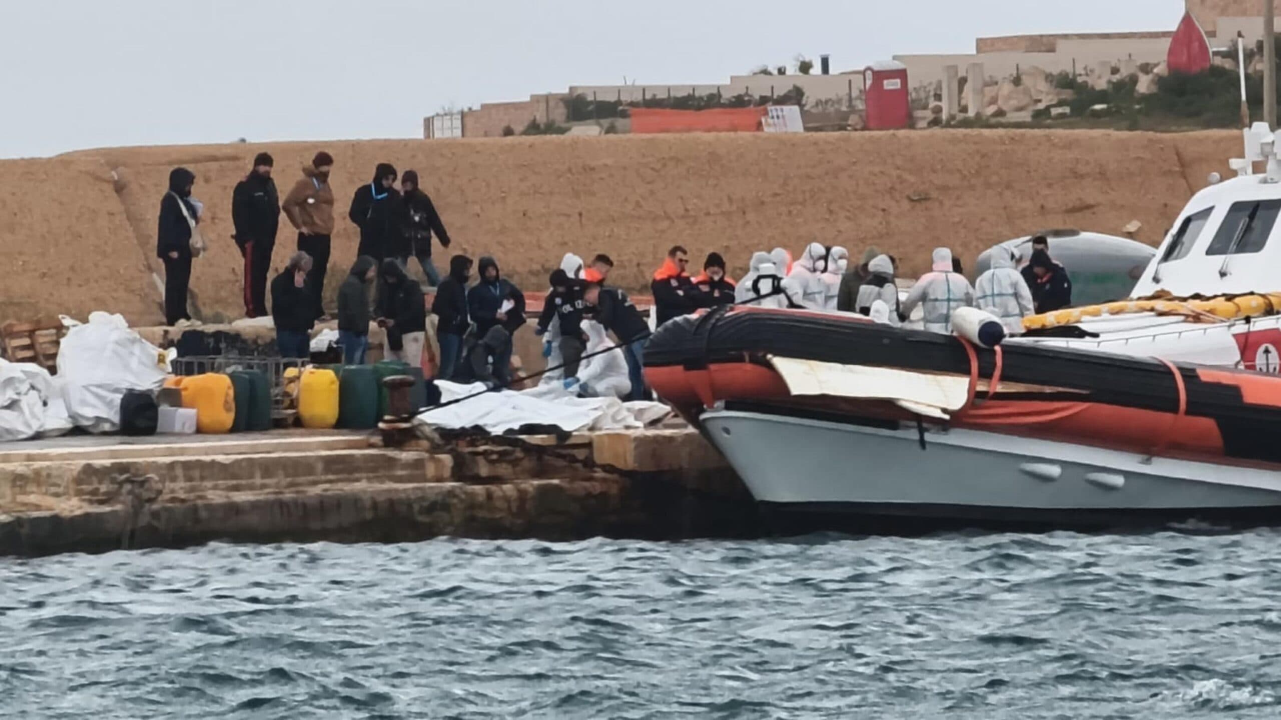 Migranti, crollano gli sbarchi in Italia: 17 mila nel 2026, meno della metà rispetto al 2025