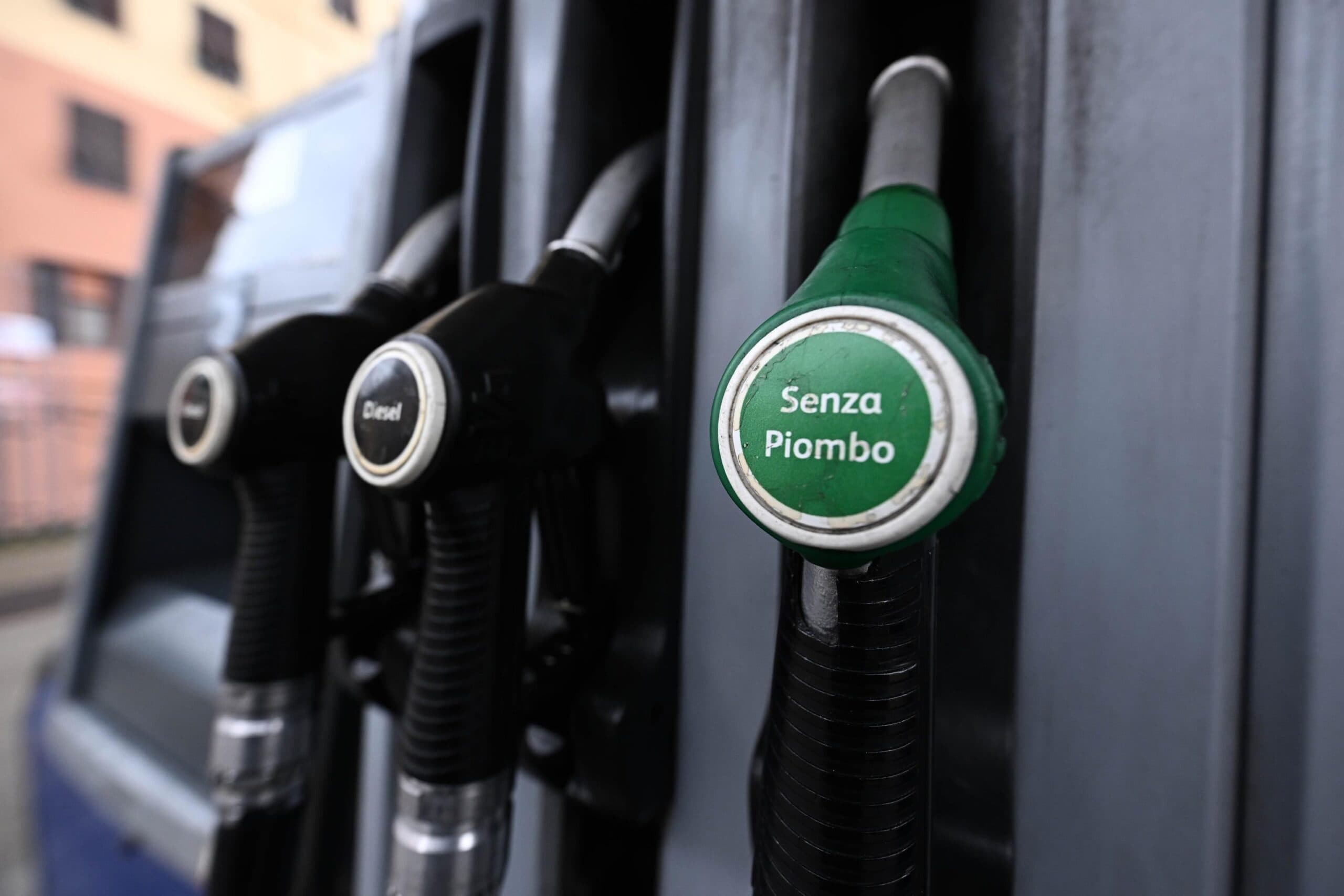 Codacons: anche con il taglio delle accise il gasolio è al +43% rispetto a un anno fa