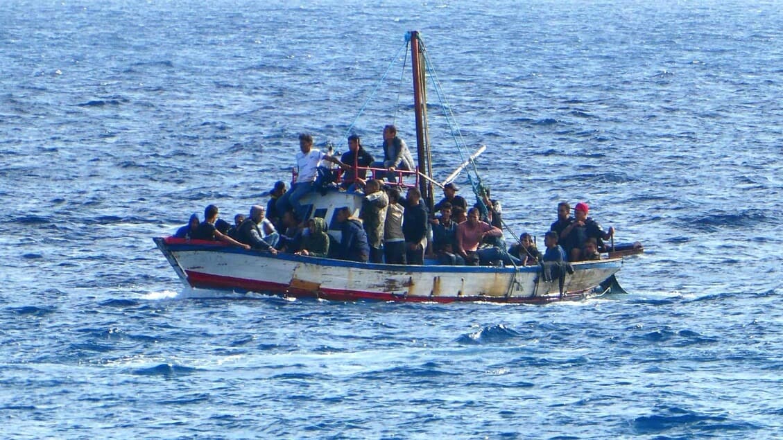 Tragedia nel Mediterraneo, si ribalta una barca in acque maltesi: 48 migranti salvati e 10 morti