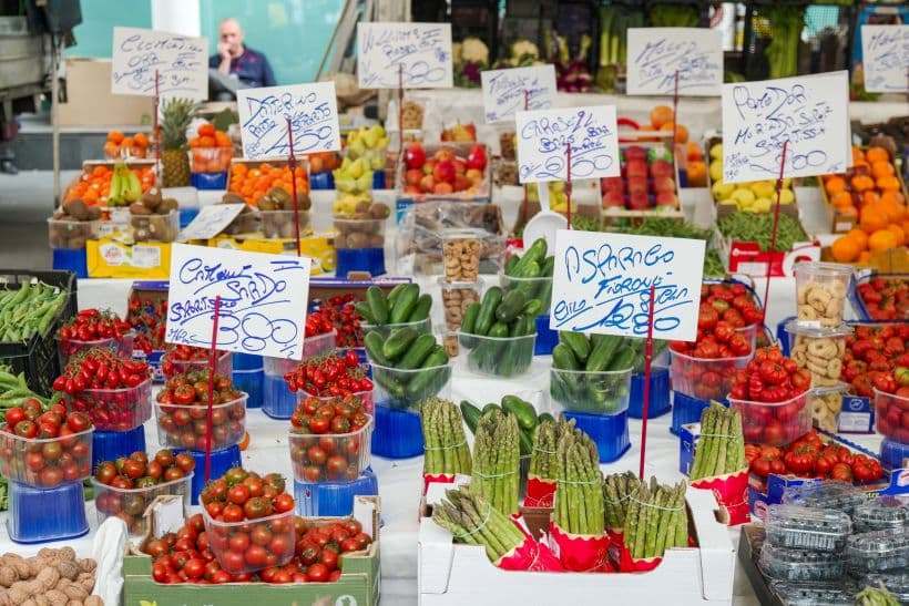 Caldo, cambia la spesa degli italiani: più frutta e verdura, prezzi stabili nonostante l'afa