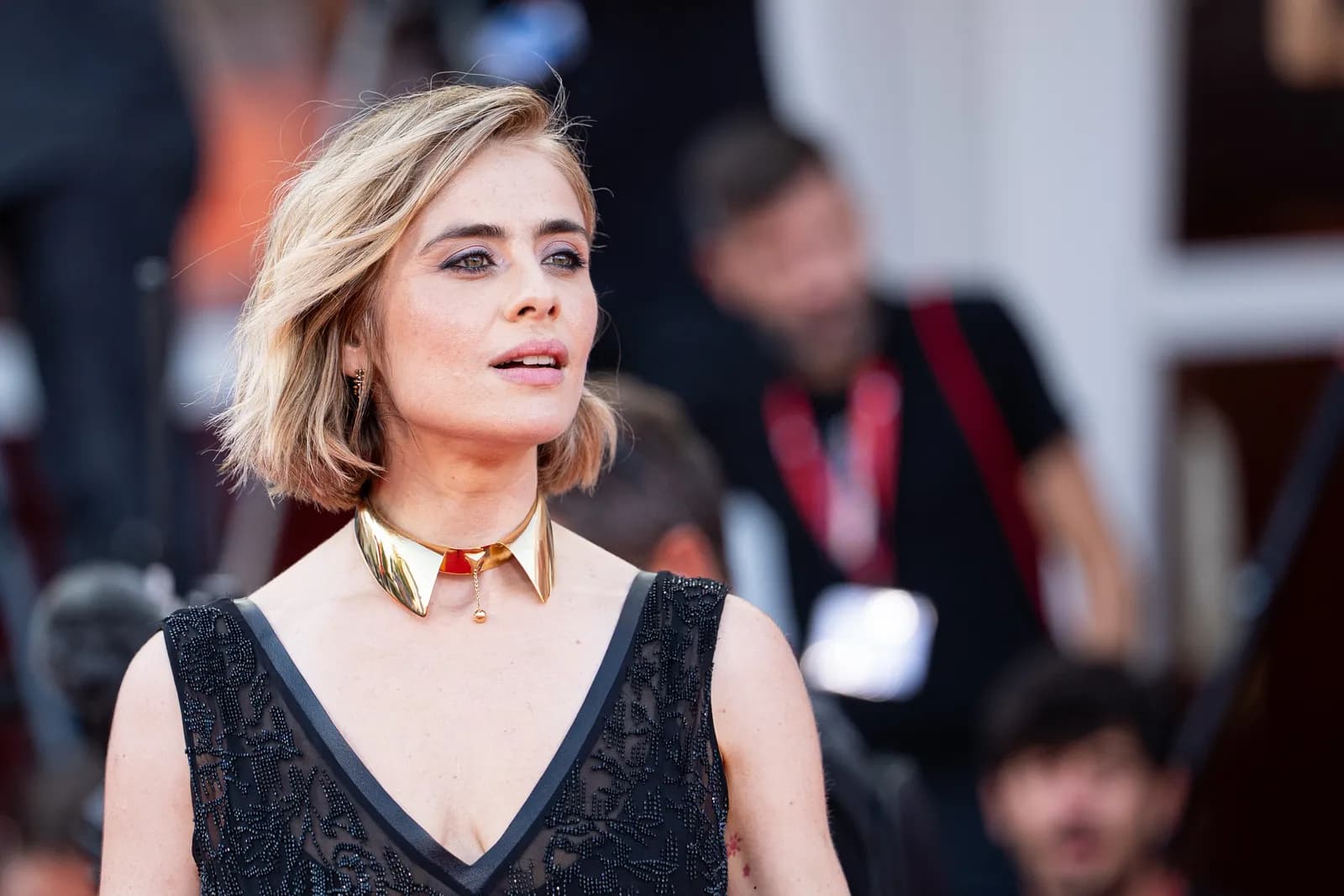 Venezia, Greta Scarano lancia un messaggio contro i femminicidi sul tappeto rosso