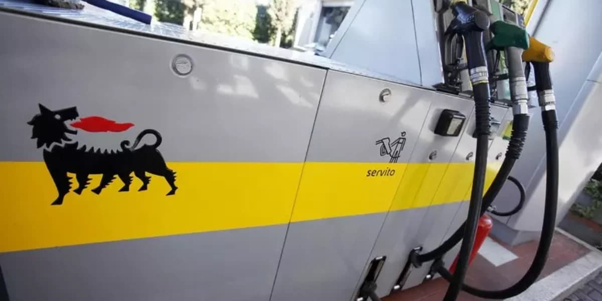 Caro carburanti, si riduce lo sconto sulle accise ma l'Eni fissa un tetto ai prezzi su benzina e diesel