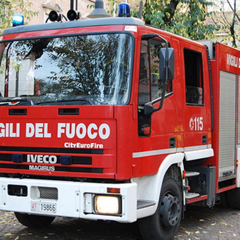 Ultraleggero precipita a Pasiano ma resta sospeso su una quercia