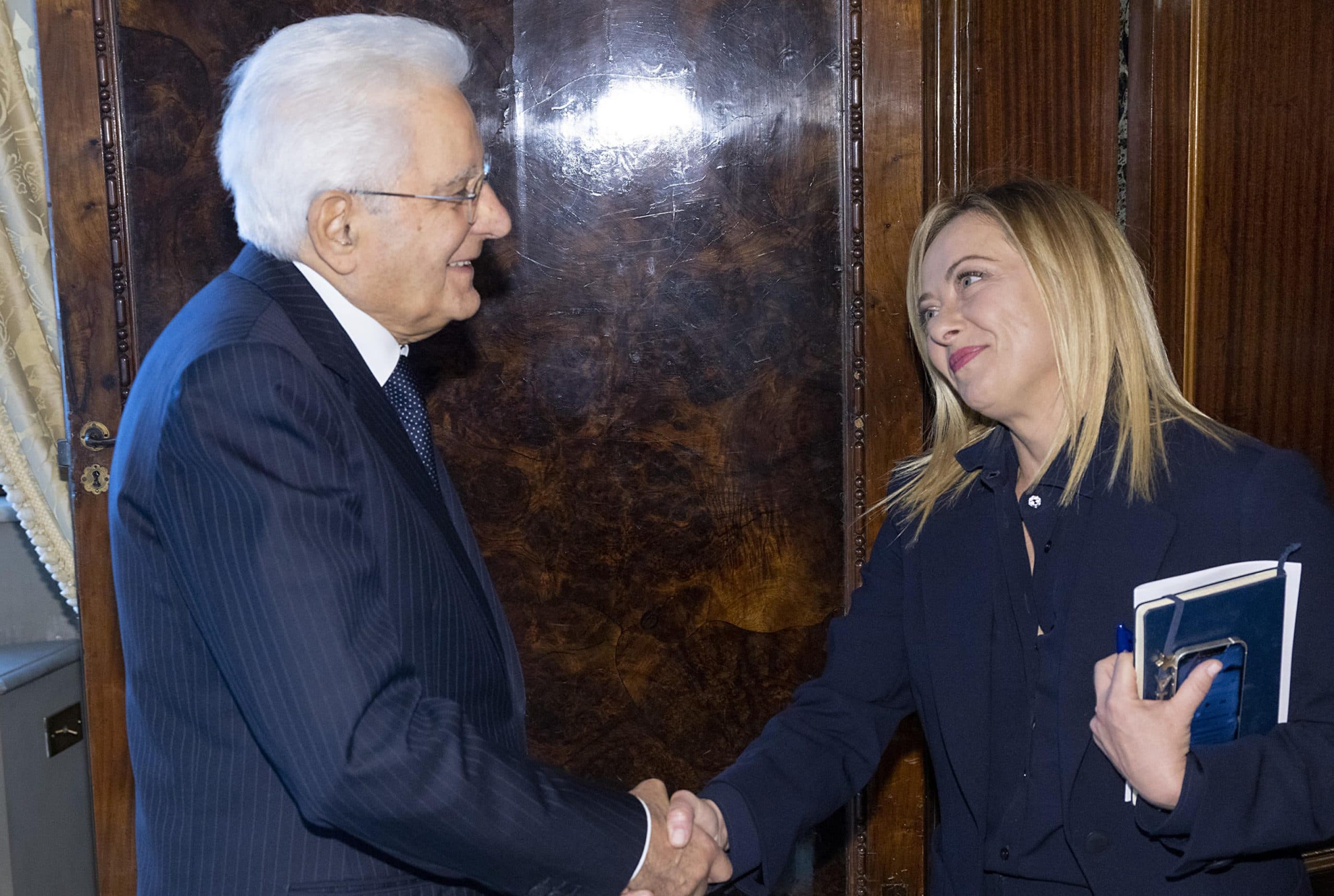 Meloni chiama Mattarella: gli auguri della premier per gli 85 anni del Capo dello Stato