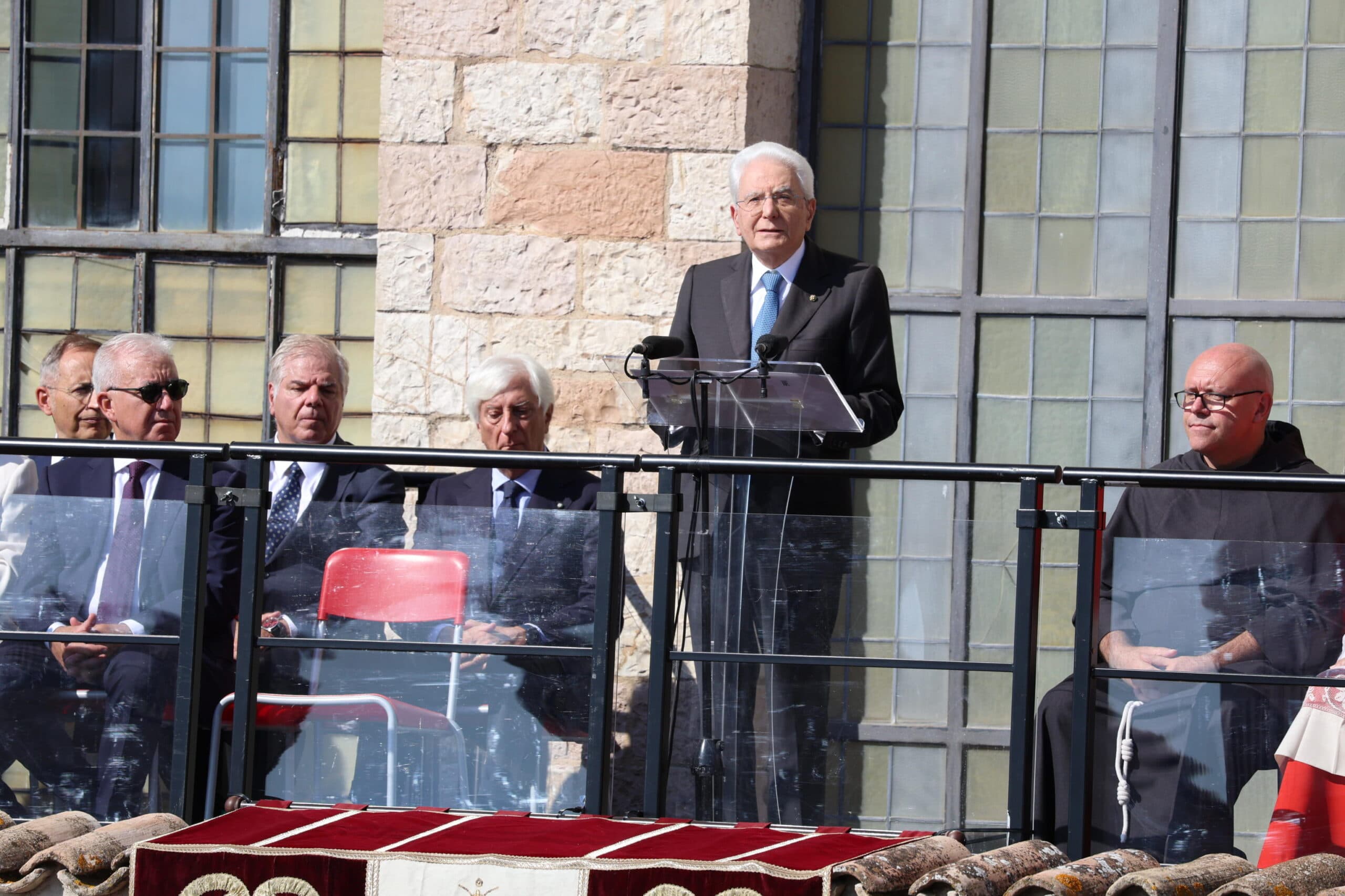 Mattarella ad Assisi: «San Francesco illumini le menti indurite dall’odio»