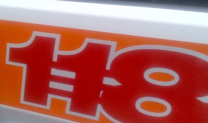 Un masso centra in pieno un corteo funebre: un morto e 7 feriti
