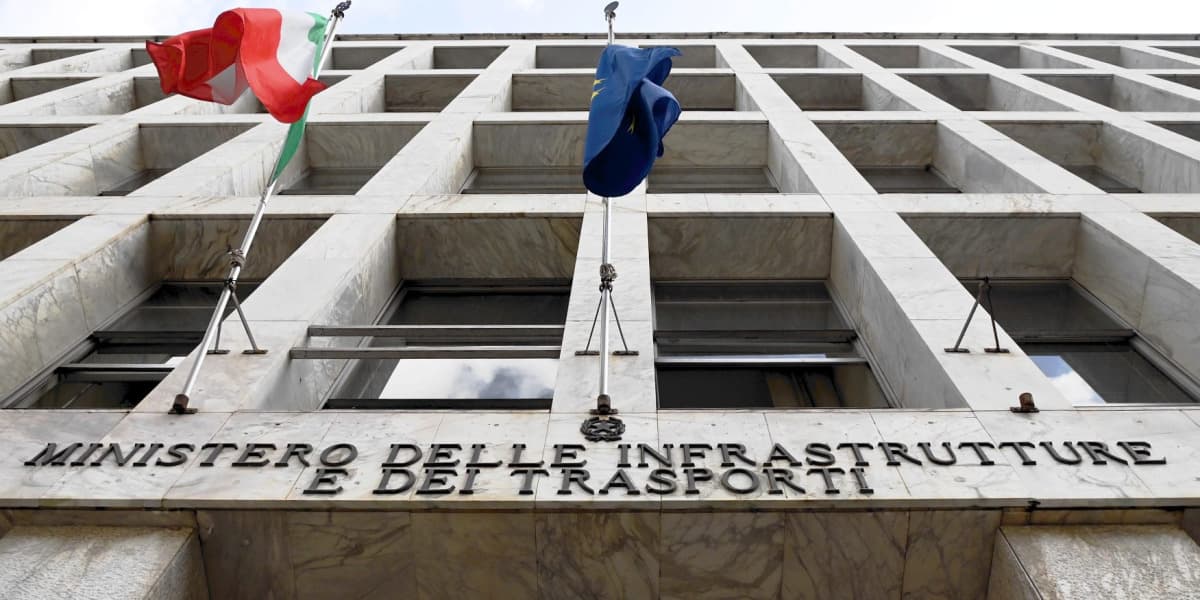 Caro carburanti, il Mit convoca un tavolo con gli autotrasportatori il 27 ottobre
