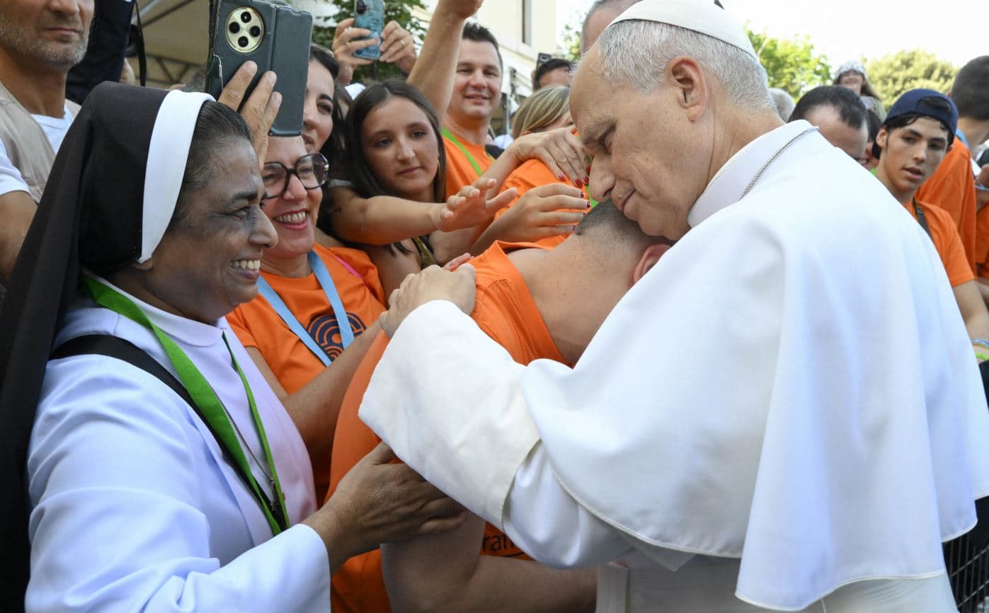 Il Papa ad Assisi: l'abbraccio al piccolo Francesco