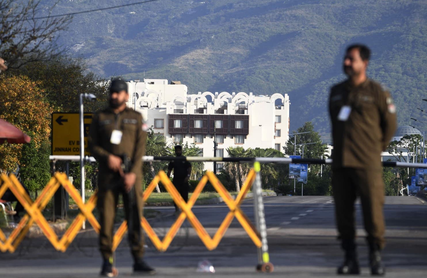 Tragedia in Pakistan, incendio in un reparto di ginecologia: 14 neonati morti a Islamabad