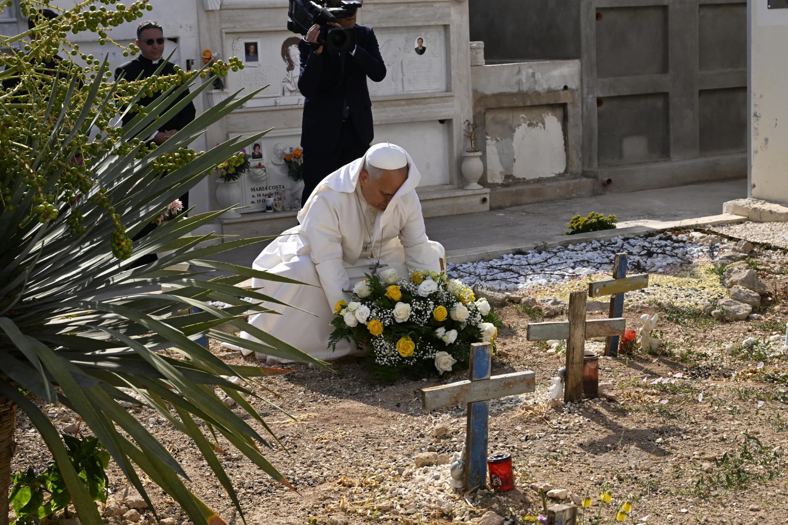 Papa Leone: a Lampedusa non per tante parole ma per gesti di umanità