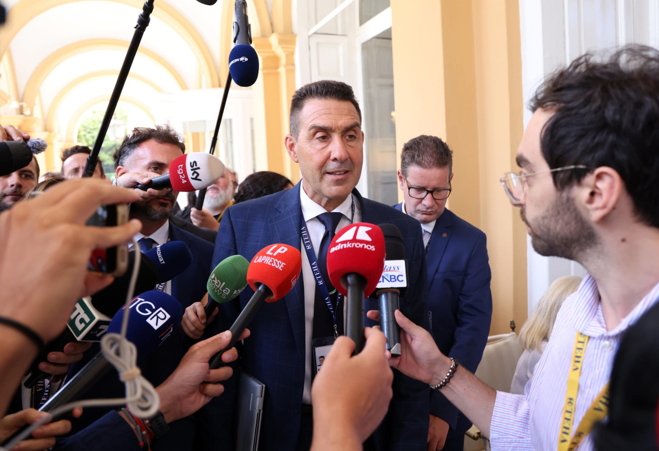 La maggioranza si spacca sull'Afd, e Vannacci esulta: nessun dorma