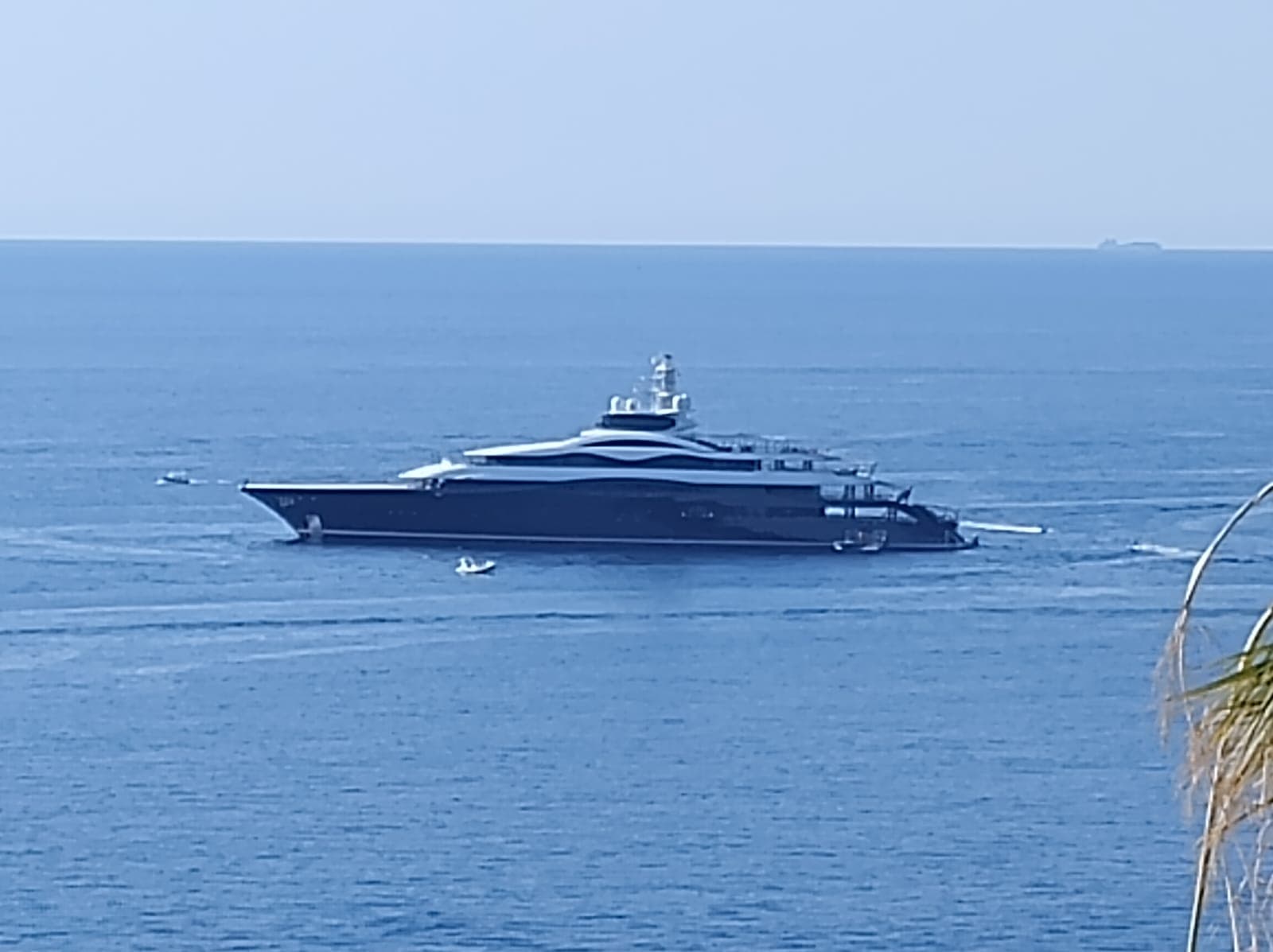 «Il suo yacht non ha soccorso un'imbarcazione alla deriva», bufera su Mark Zuckerberg