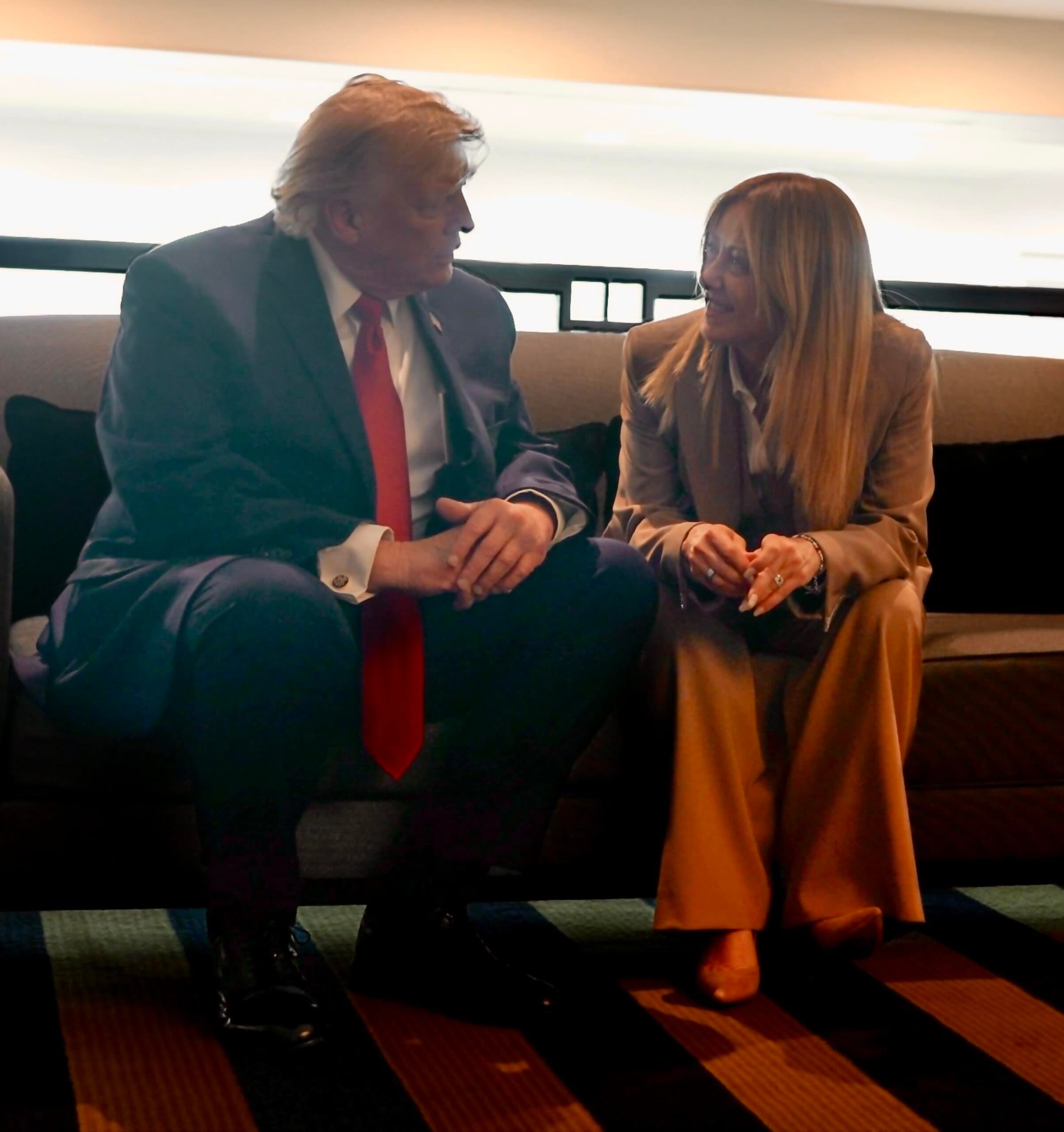 Nuovo attacco di Trump: «Meloni mi ha implorato di fare una foto, mi ha fatto pena». La replica: «Sono allibita»