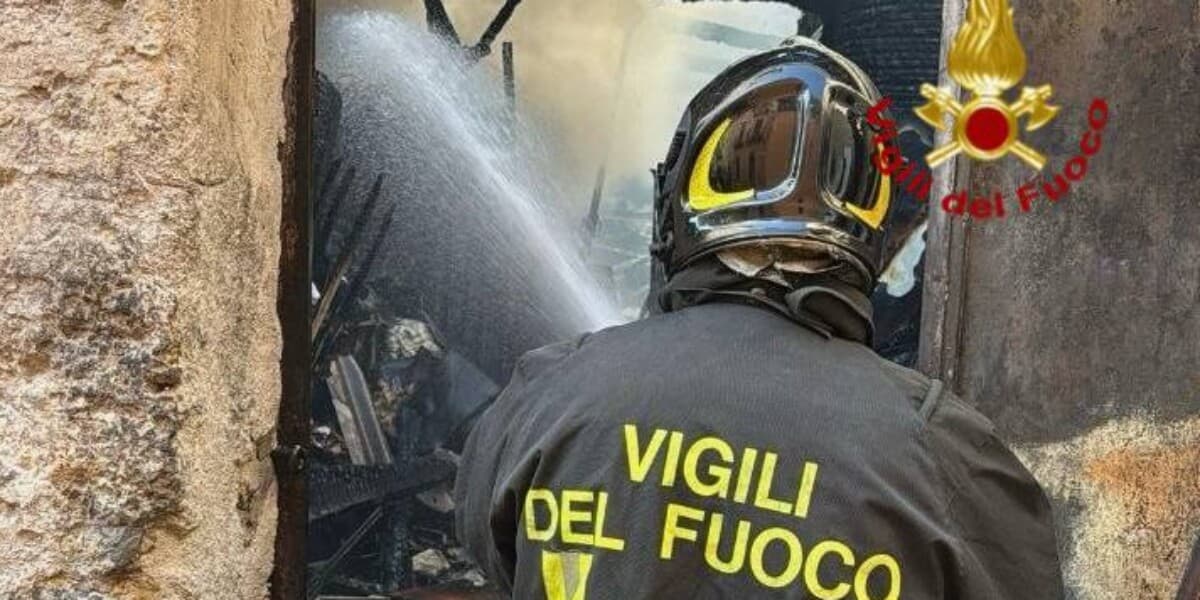 Incendio in una falegnameria a Palermo, evacuate 16 abitazioni nella notte