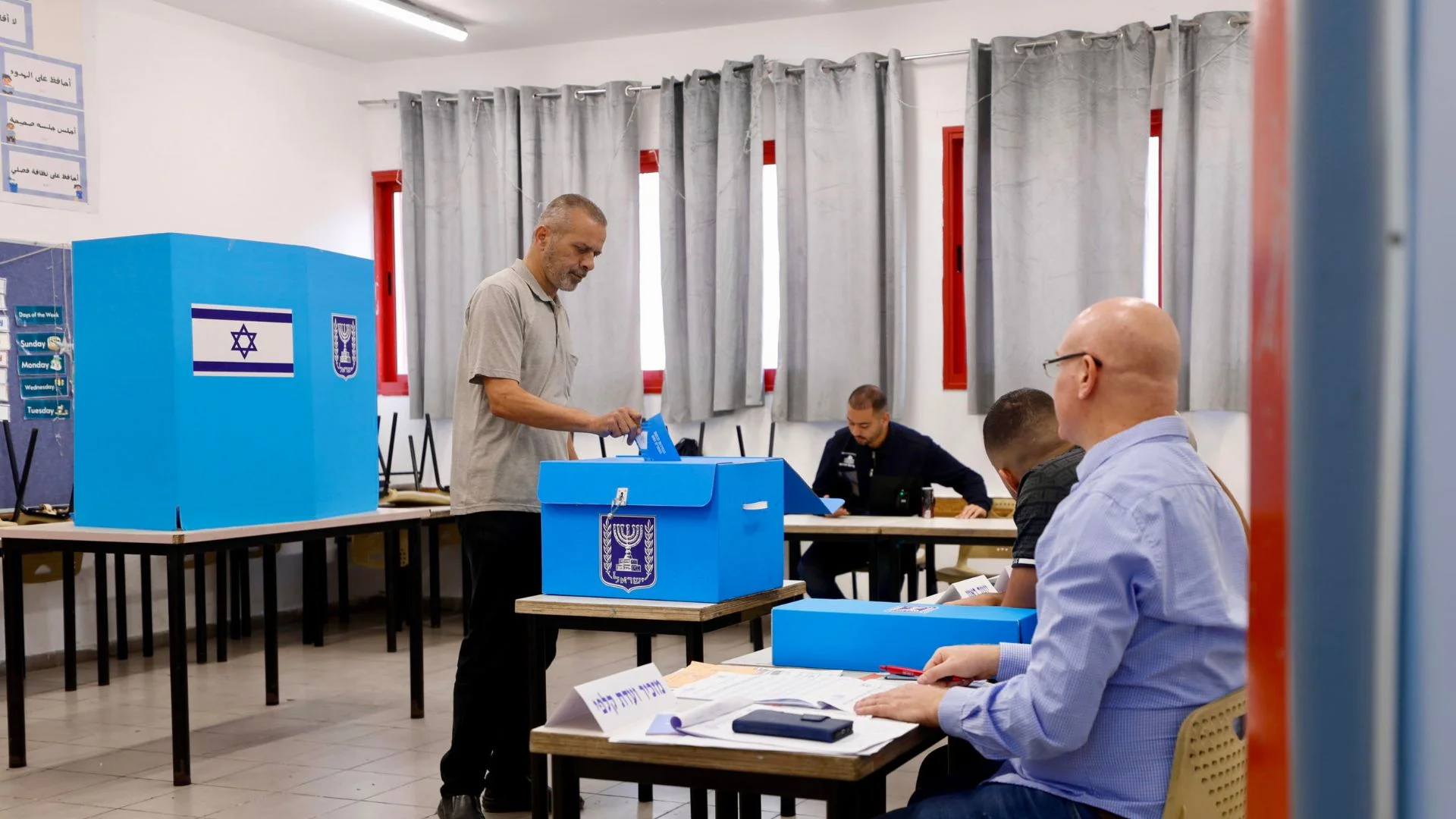 Elezioni in Israele: Netanyahu rischia il governo, affluenza in crescita e sfida serrata con Eisenkot