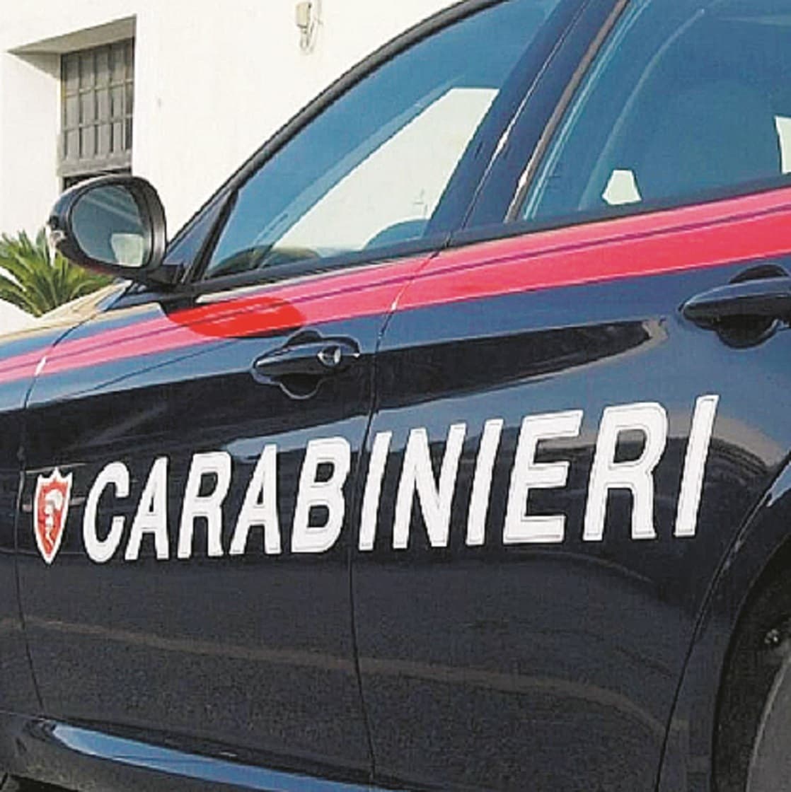 Accoltellato fuori dal bar dove lavorava, morto un 55enne nel Bresciano
