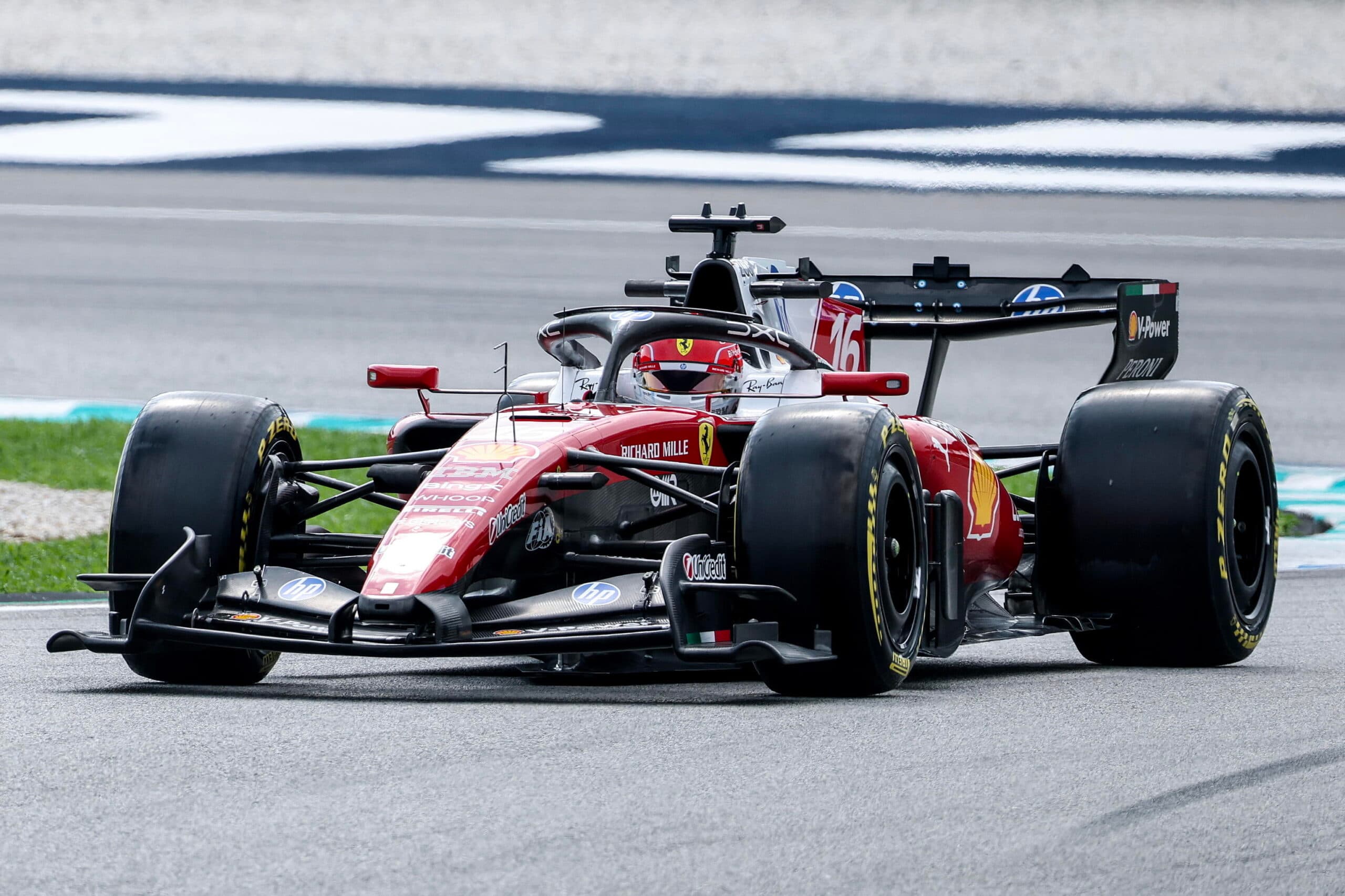 Lampi Ferrari con Leclerc, a Sepang Antonelli in ritardo