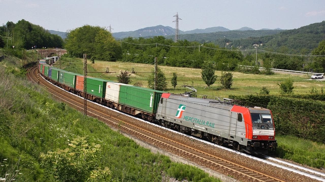 Nel tratto ferroviario crotonese tranciati i cavi in fibra in due tratti