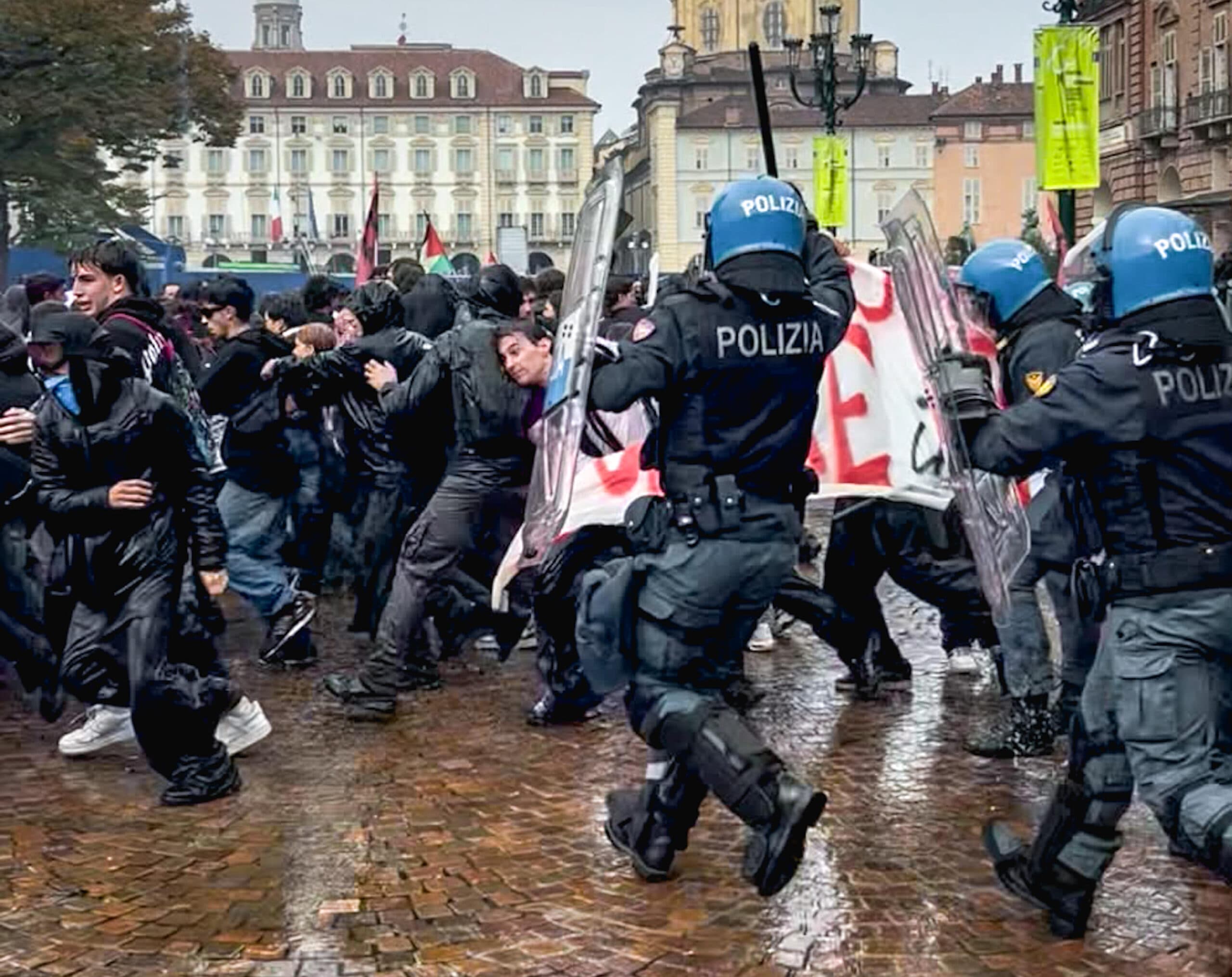 Gli studenti si prendono le piazze, Meloni: «Violenze da condannare»