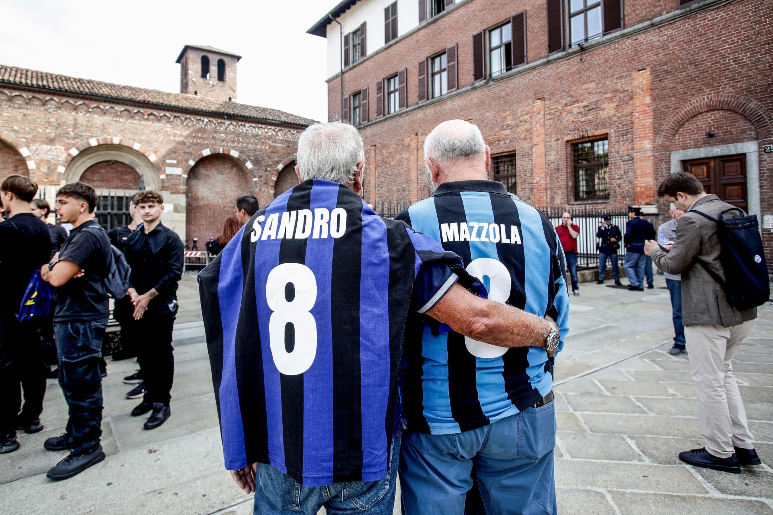 A Milano l'ultimo saluto a Mazzola: «Non ti scorderemo mai»