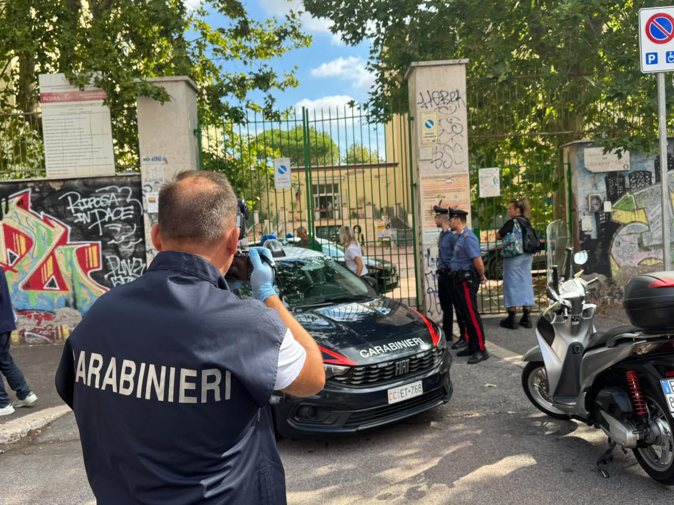 Al setaccio il cellulare del ragazzo che ha accoltellato la prof: contatti con gruppi estremisti