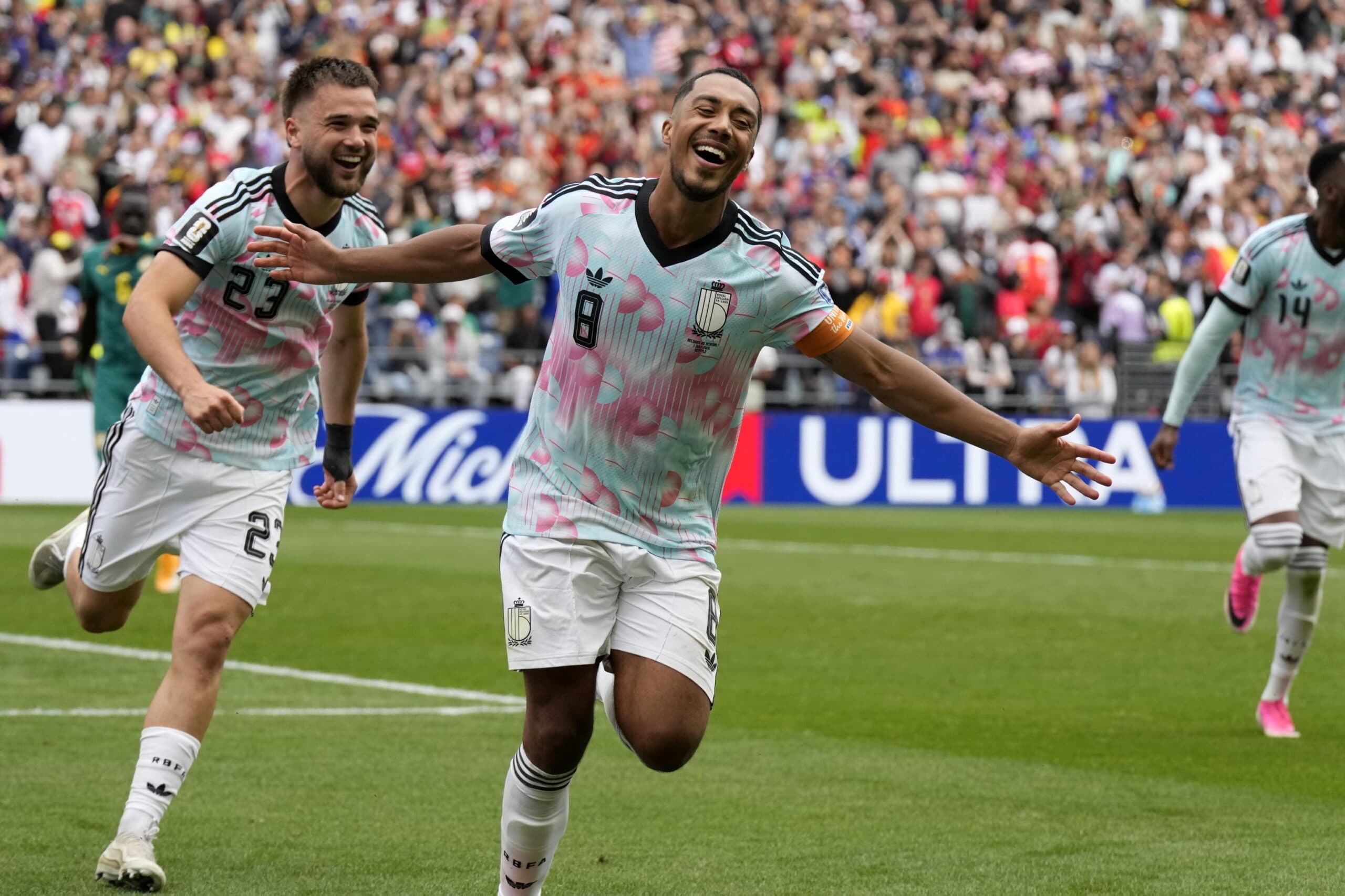 Il Belgio affonda, rimonta nel finale e passa ai supplementari