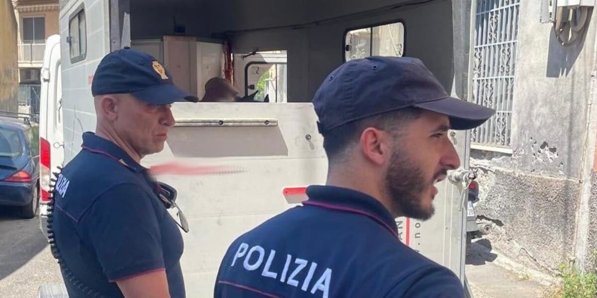 Tre pony nascosti in un edificio pericolante a Catania, scoperti e salvati VIDEO